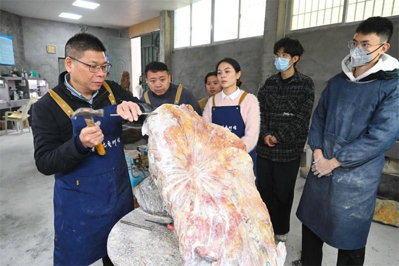 Msanii wa ufundi Chen Lizhong (wa kwanza kushoto) akiwaelekeza wanafunzi kuhusu nakshi za jiwe za Shoushan kwenye studio mjini Fuzhou, Mkoa wa Fujian, kusini mashariki mwa China, Machi 5, 2025. (Xinhua/Lin Shanchuan)