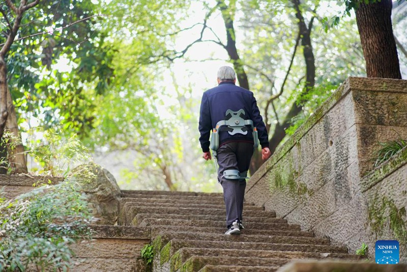 Mzee aliyevalia kifaa kinachosaidia kutembea akipanda ngazi mjini Hangzhou, Mkoani Zhejiang, mashariki mwa China, Februari 24, 2025. (RoboCT/kupitia Xinhua)