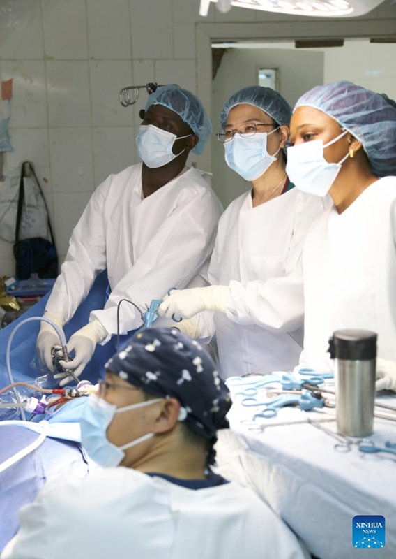 Yang Qing (katikati, nyuma), mkurugenzi wa Idara ya Uzazi na Magonjwa ya Wanawake katika Hospitali ya Shengjing ya Chuo Kikuu cha Tiba cha China, Cai Guiyang (mbele), mwanafunzi wa udaktari wa Yang na kiongozi wa kundi la 22 la timu ya madaktari wa China nchini Gambia, pamoja na Kebba Gassama (kushoto, nyuma), daktari wa uzazi katika Hospitali Ndogo ya Mafunzo ya Edward Francis na Mariama Baye, muuguzi, wakifanya upasuaji usio wa maumivu makali, laparoscopic mjini Banjul, Gambia, Machi 17, 2025. (Xinhua/Si Yuan)