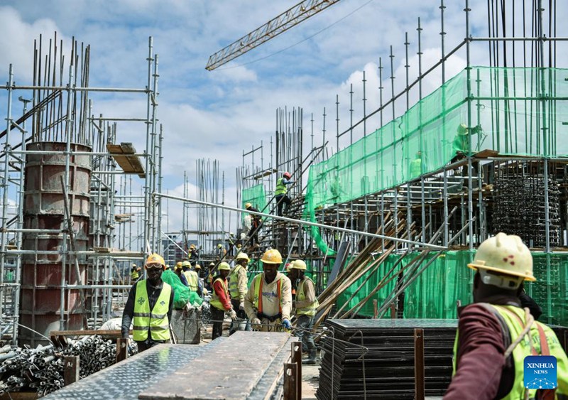Wafanyakazi wakifanya kazi kwenye eneo la ujenzi wa Mji wa Michezo wa Talanta unaojengwa na kampuni ya China jijini Nairobi, Kenya, Machi 18, 2025. (Xinhua/Han Xu)