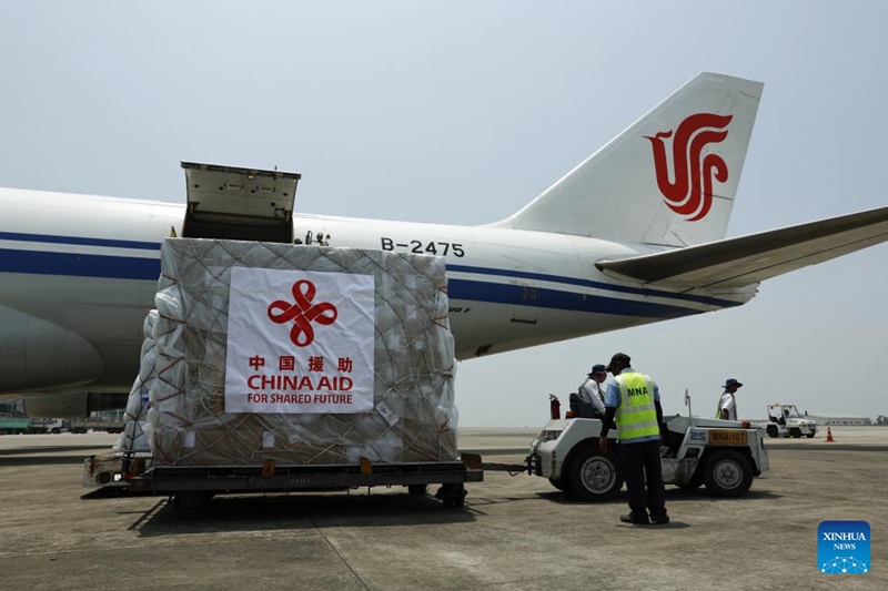 Wafanyakazi wakijiandaa kusafirisha shehena ya kwanza ya vitu vya msaada uliotolewa na serikali ya China katika Uwanja wa Ndege wa Kimataifa wa Yangon mjini Yangon, Myanmar, Machi 31, 2025. (Picha na Haymhan Aung/Xinhua)