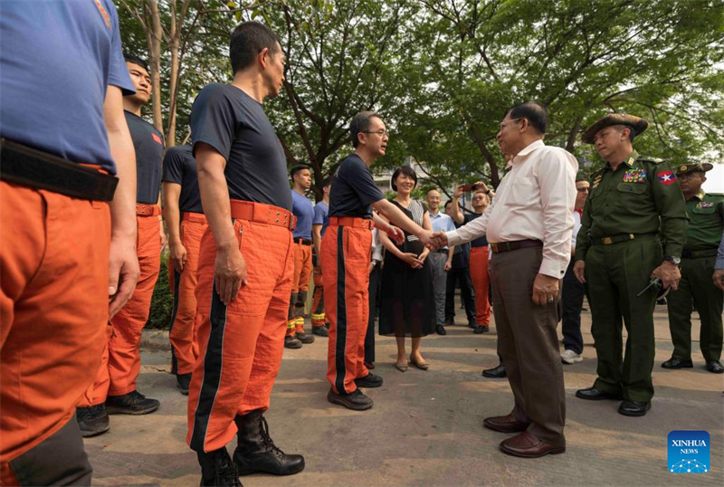 Mwenyekiti wa Kamati ya Mambo ya Utawala ya Myanmar (SAC) Min Aung Hlaing (wa pili kulia, mbele) akitembelea kambi ya timu za uokoaji za China, Mandalay, Myanmar, Aprili 6, 2025. (Xinhua/Cai Yang)