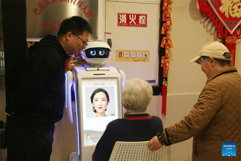 Roboti yaenda kazini, ikitoa uwenzi wa huduma kwa wazee mjini?Chongqing, China