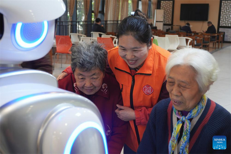 Roboti yaenda kazini, ikitoa uwenzi wa huduma kwa wazee mjini?Chongqing, China