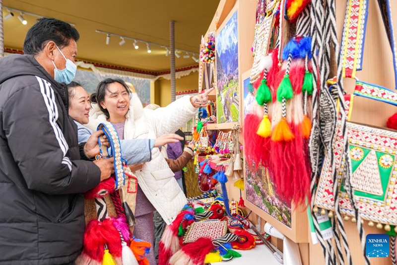Watalii wakichagua zawadi mjini Nyingichi, Mkoani Xizang, China, Aprili 3, 2025. (Xinhua/Tenzin Nyida)