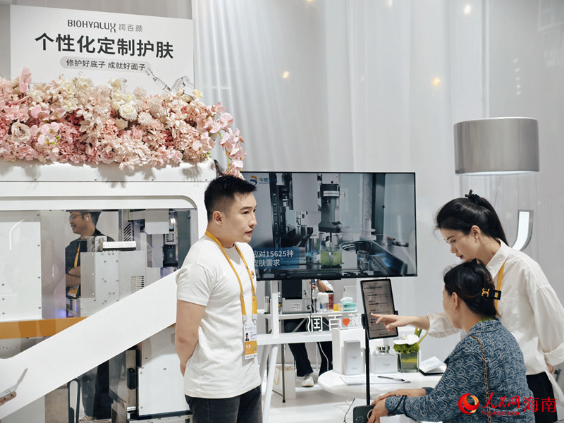 Watembeleaji maonyesho wakijaribu bidhaa mahsusi za ulinzi wa ngozi kwenye Maonyesho ya 5 ya Kimataifa ya Bidhaa za Matumizi ya China mjini Haikou, Hainan, China. (Picha na Fu Zemin/People's Daily Online)