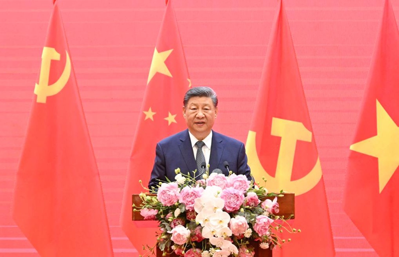 Rais Xi Jinping wa China, ambaye pia ni katibu mkuu wa Kamati Kuu ya Chama cha Kikomunisti cha China (CPC) akitoa hotuba kwenye Kituo cha Kimataifa cha Mikutano  huko Hanoi, mji mkuu wa Vietnam, Aprili 15, 2025. (Xinhua/Shen Hong)