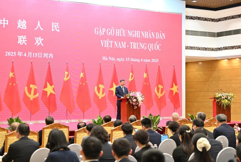 Rais Xi Jinping wa China, ambaye pia ni katibu mkuu wa Kamati Kuu ya Chama cha Kikomunisti cha China (CPC) akitoa hotuba kwenye Kituo cha Kimataifa cha Mikutano mjini Hanoi, Vietnam, Aprili 15, 2025. (Xinhua/Yin Bogu)