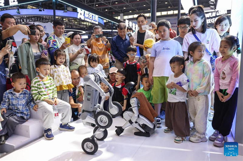 Watu wakitazama roboti kwenye Maonyesho ya 5 ya Kimataifa ya Bidhaa za Matumizi ya China (CICPE) mjini Haikou, Mkoani Hainan, kusini mwa China, Aprili 17, 2025. (Xinhua/Zhang Liyun)