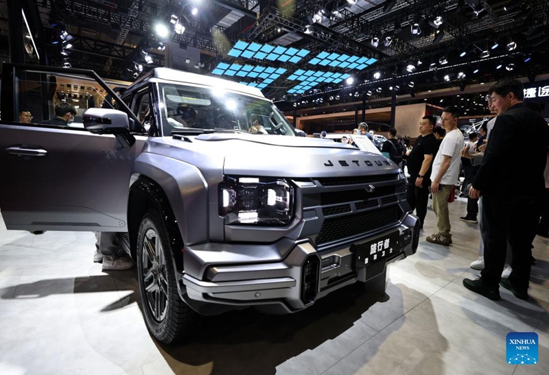 Watembeleaji wakiangalia gari la chapa ya China Jetour kwenye Maonesho ya 21 ya kimataifa ya Viwanda vya Magari ya Shanghai  Aprili 26, 2025. (Xinhua/Fang Zhe)