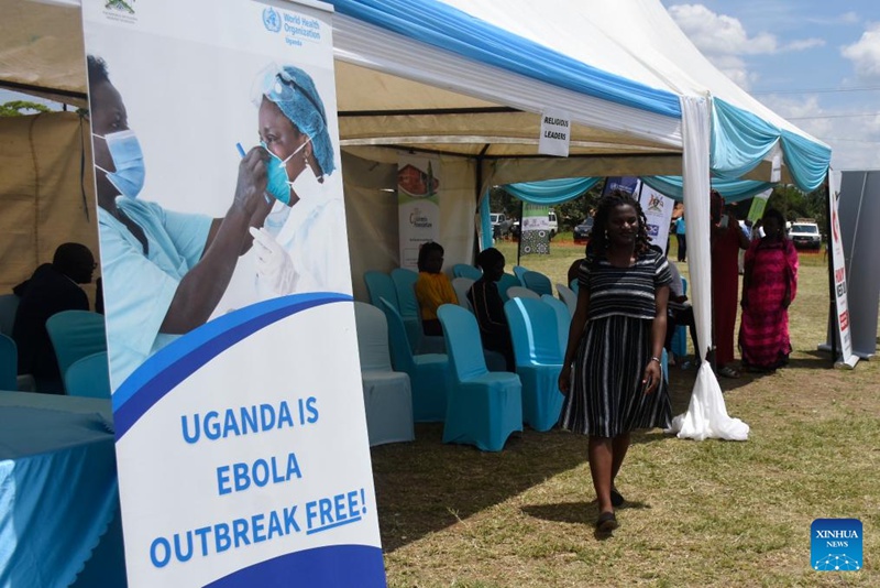 Mwanamke akitembea kulipita bango kwenye hafla ya kutangaza kumalizika kwa Ugonjwa wa Virusi vya Ebola Sudan (SVD) mjini Mbale, Uganda, Aprili 26, 2025. (Picha na Patrick Onen/Xinhua) 