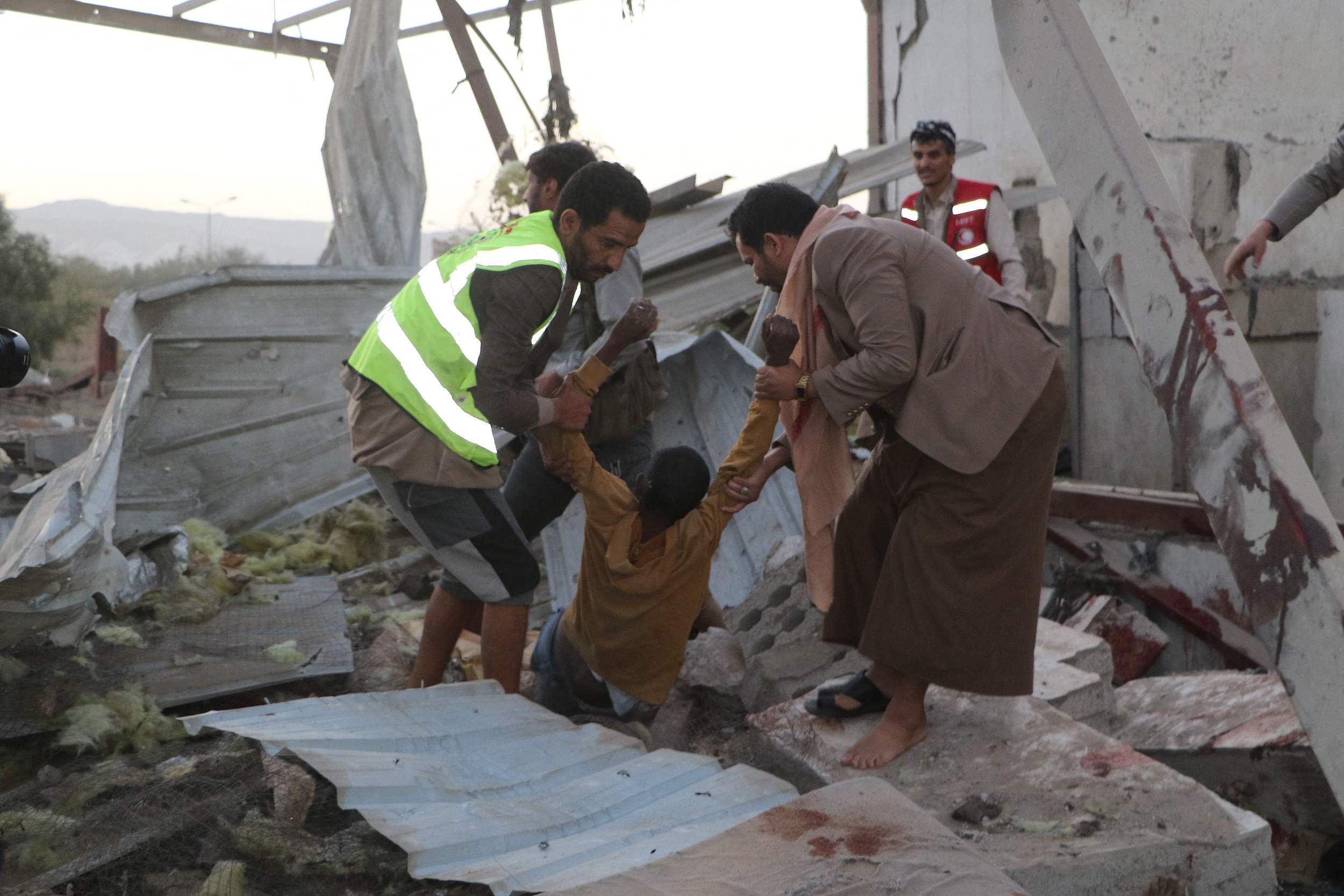 Picha hii ya iliyopigwa kutoka kwenye video ikionyesha waokoaji wakisaidia kumtoa mtu kutoka kwenye vifusi katika kituo cha kizuizi jimboni Saada, Yemen, Aprili 28, 2025. (Houthi Media Center/Handout via Xinhua)