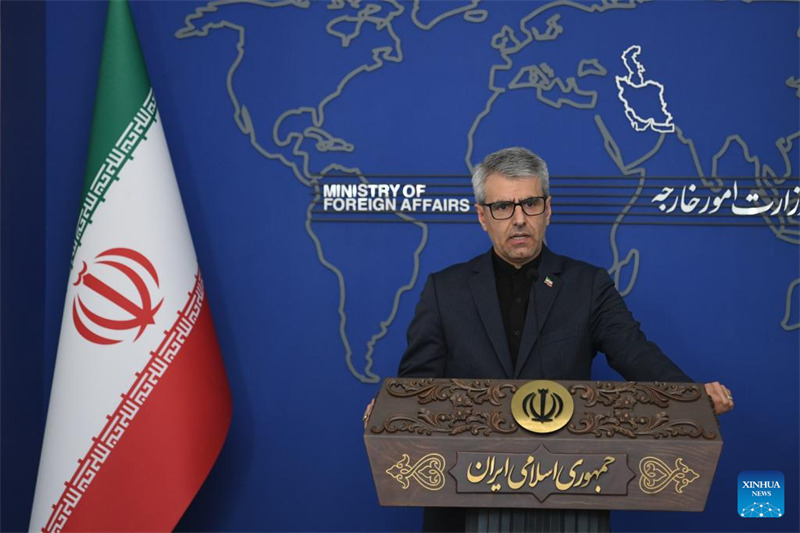 Msemaji wa Wizara ya Mambo ya Nje ya Iran Esmaeil Baghaei akihudhuria mkutano na waandishi wa habari mjini Tehran, Iran, tarehe 28 Aprili 2025. (Xinhua/Shadati)