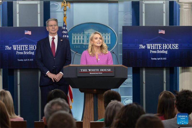 Msemaji wa Ikulu ya White House, Karoline Leavitt (katikati) akizungumza kwenye mkutano na waandishi wa habari pamoja na Waziri wa Hazina wa Marekani Scott Bessent (kushoto, mbele) katika Ikulu ya White House mjini Washington, D.C., Marekani, Aprili 29, 2025. (Xinhua/Hu Yousong)