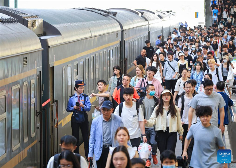 Abiria wakijiandaa kupanda treni katika Stesheni ya Reli ya Nanjing mjini Nanjing, Mkoa wa Jiangsu, mashariki mwa China, Mei 1, 2025. (Picha na Su Yang/Xinhua)