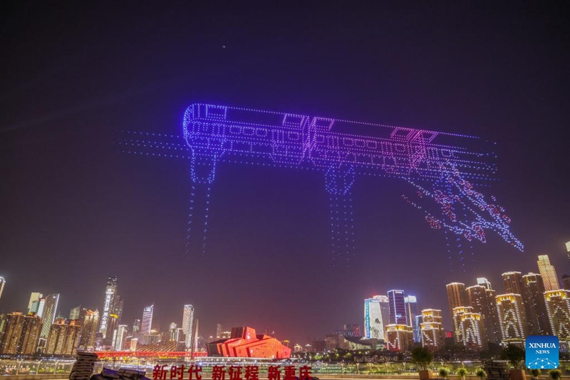 Onyesho la mwanga wa droni likifanyika katika Wilaya ya Nan'an ya Chongqing, kusini magharibi mwa China, Mei 1, 2025. (Xinhua/Huang Wei)