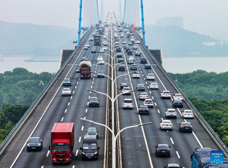 Picha iliyopigwa tarehe 5 Mei, 2025 ikionyesha magari kwenye daraja kuu la Jiangyin katika barabara kuu ya Beijing-Shanghai. (Picha na Gu Jihong/Xinhua)