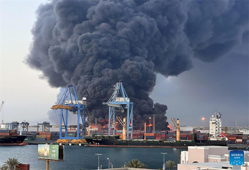 Moshi ukifuka kwenda angani baada ya shambulizi la droni katika Mji wa Port Sudan, mashariki mwa Sudan, Mei 6, 2025. (Wizara ya Utamaduni na Habari ya Sudan/kupitia Xinhua)