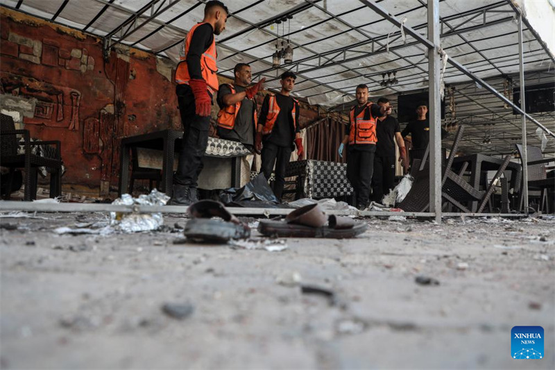 Wapalestina wakifanya kazi kwenye eneo la shambulizi la anga la Israel katika mji wa Gaza, Mei 7, 2025. (Picha na Rizek Abdeljawad/Xinhua)