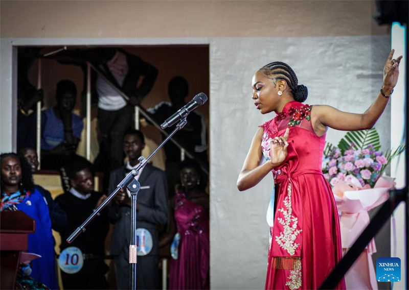 Mshiriki akishiriki katika Mashindano ya 24 ya Daraja la Lugha ya Kichina kwa Wanafunzi wa Vyuo yaliyofanyika kwenye Chuo Kikuu cha Nairobi, Kenya, Mei 7, 2025. (Xinhua/Li Yahui)