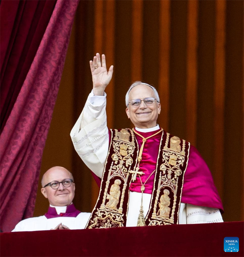 Robert Francis Prevost akipungia mkono umati baada ya kuchaguliwa kuwa papa mpya katika mji wa Vatican, Mei 8, 2025. (Xinhua/Li Jing)