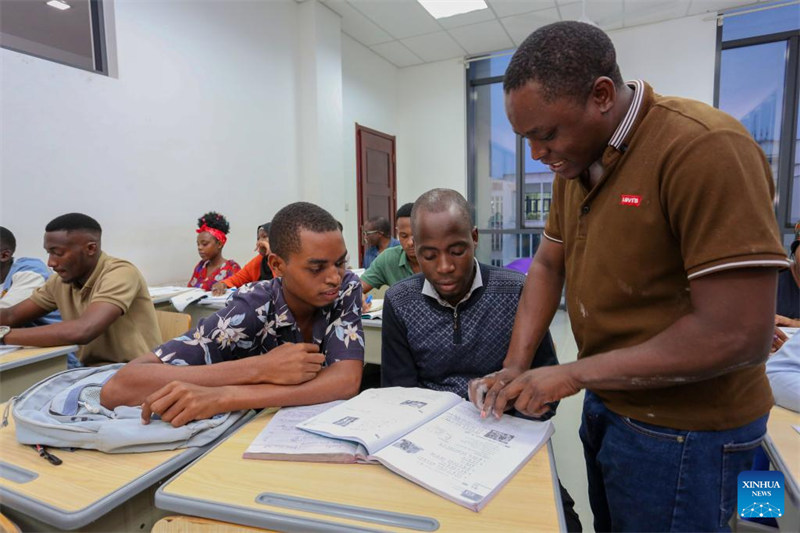 Vijana wengi zaidi?wa Tanzania wachagua?masomo ya usiku ya lugha ya Kichina kama daraja la fursa za siku za baadaye