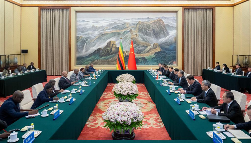 Zhao Leji, mwenyekiti wa Kamati ya Kudumu ya Bunge la Umma la China, akifanya mazungumzo na Spika wa Bunge la Zimbabwe Jacob Mudenda kwenye Jumba la Mikutano ya Umma mjini Beijing, mji mkuu wa China, Mei 13, 2025. (Xinhua/Zhai Jianlan)