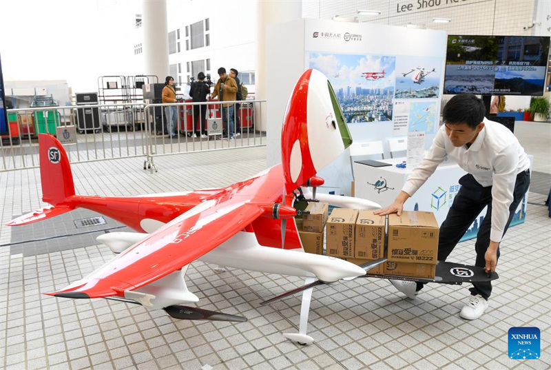 Droni iliyoundwa na Phoenix Wings, kampuni ya Vyombo vya Angani vya kubeba Mizigo Vinavyojiendesha bila Rubani (UAV) chini ya kampuni kubwa ya kusambaza vifurushi ya China ya SF Group, ikionekana katika picha kwenye hafla ya uzinduzi wa miradi kielelezo ya kundi la kwanza ya majaribio ya usimamizi wa uchumi wa anga ya chini (LAE) uliofanyika Hong Kong, kusini mwa China, Machi 20, 2025. (Xinhua/Chen Duo)