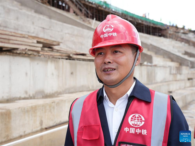 Li Lin, meneja mtendaji wa mradi wa Kundi la Kampuni za Uhandisi wa Ujenzi wa Reli la China (CRCEG), akizungumza katika mahojiano mjini Arusha, Tanzania, Aprili 25, 2025. (Xinhua/Li Yahui)