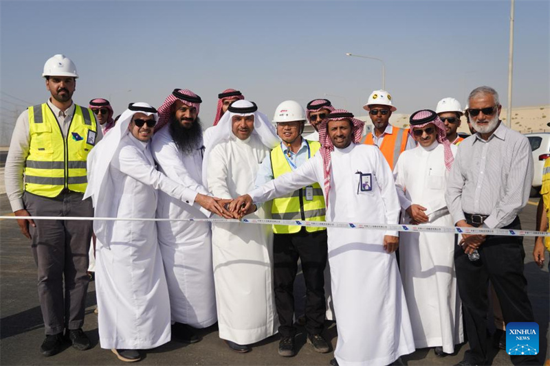 Wawakilishi kutoka China Railway 18th Bureau (Saudi Arabia) na Kamisheni ya Kifalme kwa Jubail na Yanbu ya Saudi Arabia wakishiriki kwenye hafla ya ufunguzi wa sehemu ya Barabara Kuu ya Jubail TS-8 mjini Jubail, Saudi Arabia, Mei 27, 2025. (Xinhua/Luo Chen)
