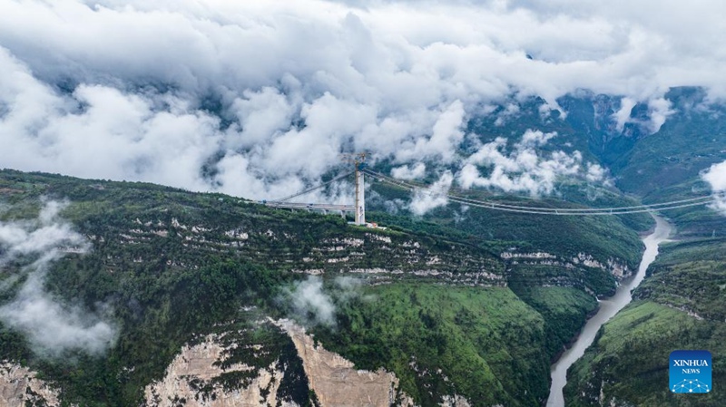 Picha hii iliyopigwa kwa droni tarehe 28 Mei 2025 ikionyesha daraja kubwa la Tianmen linaloendelea kujengwa katika Mkoa wa Guizhou, kusini magharibi mwa China. (Xinhua/Tao Liang)