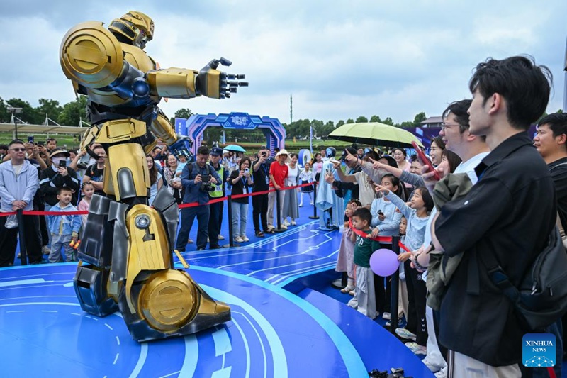 Watembeleaji wakiwasiliana na roboti kwenye kanivali ya roboti ya dunia mjini Wuhan, Mkoa wa Hubei, katikati mwa China, Juni 2, 2025. (Xinhua/Du Zixuan)