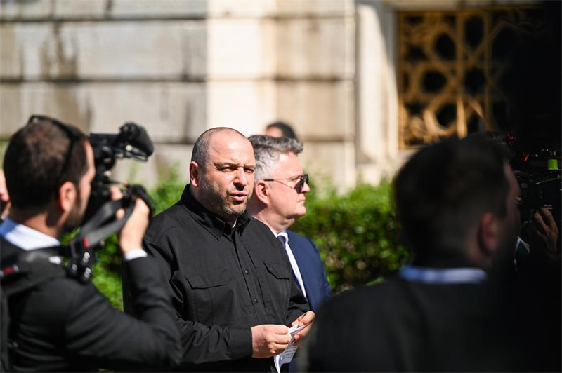 Waziri wa Ulinzi wa Ukraine Rustem Umerov (katikati) akizungumza na waandishi wa habari mjini Istanbul, Uturuki, Juni 2, 2025. (Xinhua/Liu Lei)