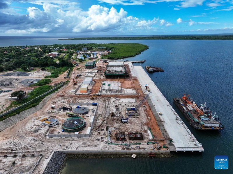 Picha iliyopigwa Aprili 23, 2025 ikionyesha Bandari ya Uvuvi ya Kilwa inayoendelea kujengwa karibu na Kilwa Kisiwani, Tanzania. (Xinhua/Li Yahui)