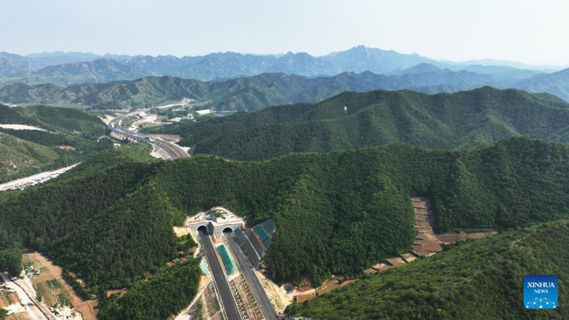 Picha iliyopigwa tarehe 12 Juni 2025 ikionyesha ujenzi unaoendelea wa sehemu ya barabara ya mwendo kasi ya Lingyuan-Suizhong katika Wilaya ya Jianchang ya Mji wa Huludao wa Mkoa wa Liaoning, kaskazini-mashariki mwa China. (Xinhua/Yang Qing)