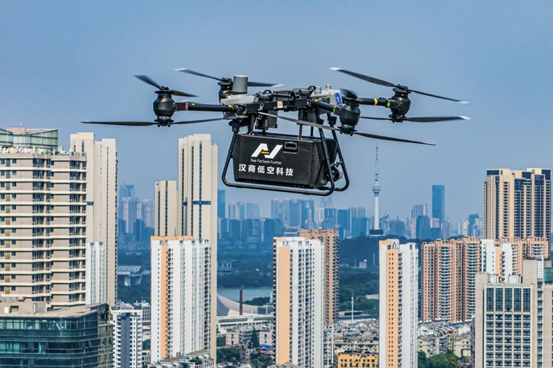 Picha ya droni iliyopigwa Juni 16, 2025 ikionyesha droni ya kupeleka vifurushi vya wateja ikiruka mjini Wuhan, Mkoa wa Hubei, katikati mwa China. (Xinhua/Wu Zhizun)
