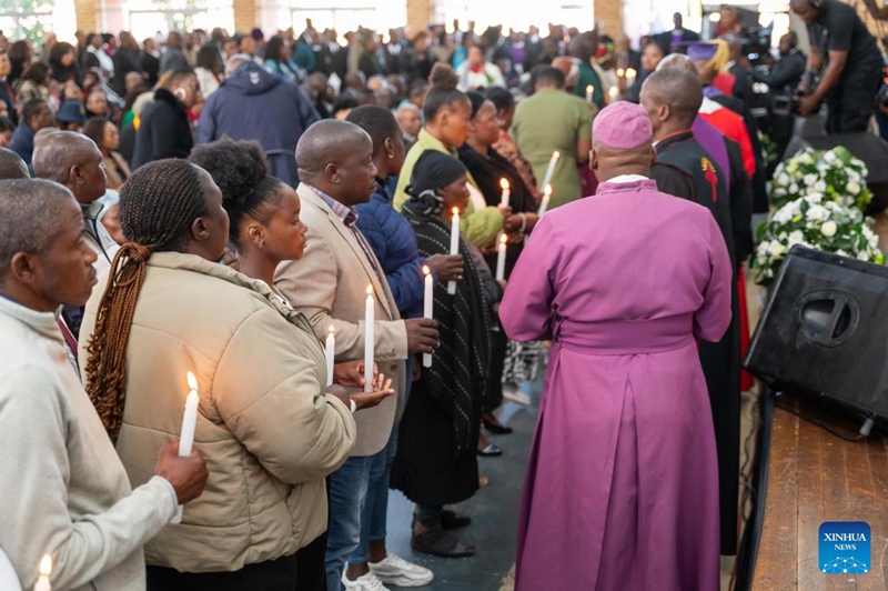 Watu wakiwa wamekusanyika kuomboleza watu waliofariki kwenye mafuriko mjini Mthatha, Jimbo la Eastern Cape, Afrika Kusini, Juni 19, 2025. (Serikali ya Jimbo la Eastern Cape la Afrika Kusini/kupitia Xinhua)