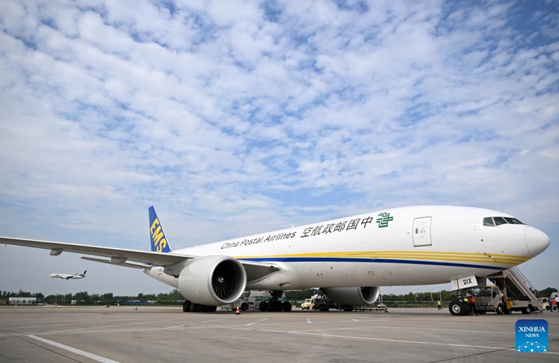 Picha hii ikionesha Ndege ya mizigo ya Shirika la Ndege la Posta la China kutoka Mji wa Zhengzhou wa China hadi Luxemburg, Ulaya ikionekana kabla ya safari yake ya kwanza kwenye Uwanja wa Ndege wa Kimataifa wa Zhengzhou Xinzheng mjini Zhengzhou, Mkoa wa Henan, katikati mwa China, Juni 23, 2025. (Xinhua/Li Jianan)