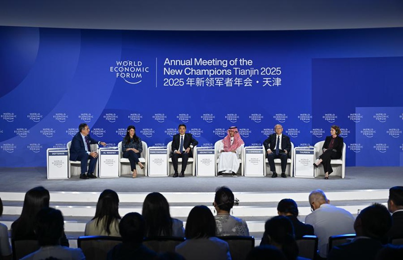 Wageni wakihudhuria mkutano wa “Ukaguzi wa Mabadiliko ya Nishati” katika Jukwaa la Uchumi Duniani la Majira ya joto la Davos 2025 kwenye Kituo cha Kitaifa cha Mikutano na Maonyesho (Tianjin) huko Tianjin, kaskazini mwa China, Juni 24, 2025. (Xinhua/Sun Fanyue)
