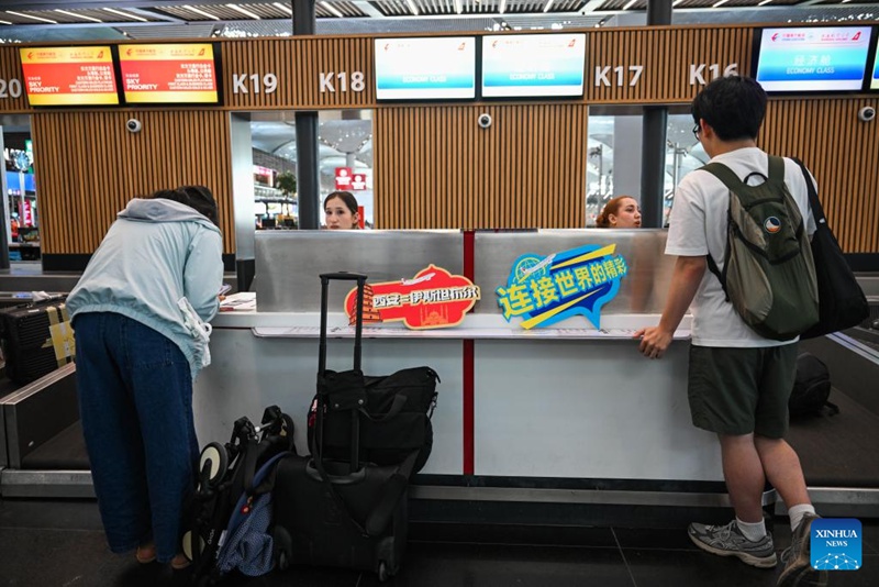 Abiria wakikaguliwa tiketi na mizigo kwenye kaunta za Shirika la Ndege la China Eastern ili kupanda ndege ya kwanza ya moja kwa moja kutoka Istanbul hadi Xi'an kwenye Uwanja wa Ndege wa Istanbul nchini Uturuki, tarehe 24 Juni 2025. (Xinhua/Liu Lei)