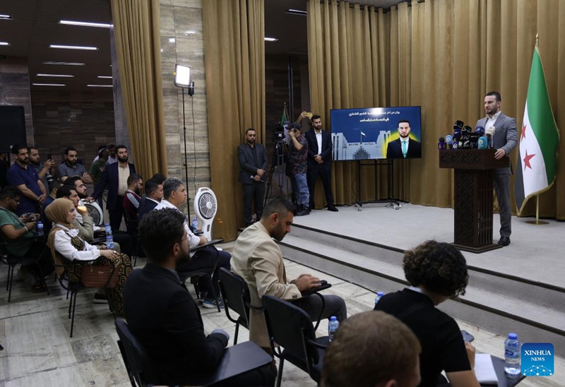 Msemaji wa mamlaka za mambo ya ndani za Syria Noureddin al-Baba (wa kwanza kulia) akizungumza kwenye mkutano na waandishi wa habari mjini Damascus, Syria, tarehe 24 Juni 2025. (Picha na Ammar Safarjalani/Xinhua)