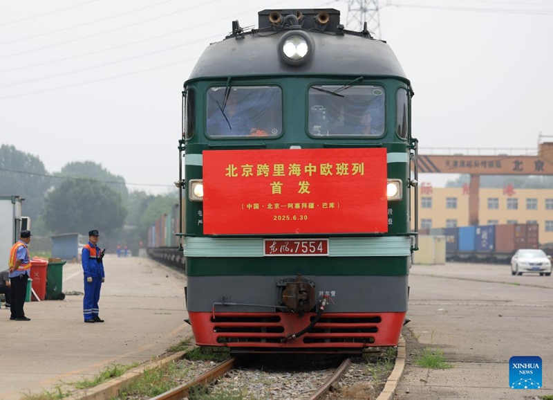Treni ya mizigo ya China-Ulaya ikisubiri kuondoka katika Bandari ya Kimataifa ya Nchi Kavu ya Beijing katika Wilaya ya Fangshan ya Beijing, mji mkuu wa China, Juni 30, 2025. (Xinhua/Zhang Chenlin)