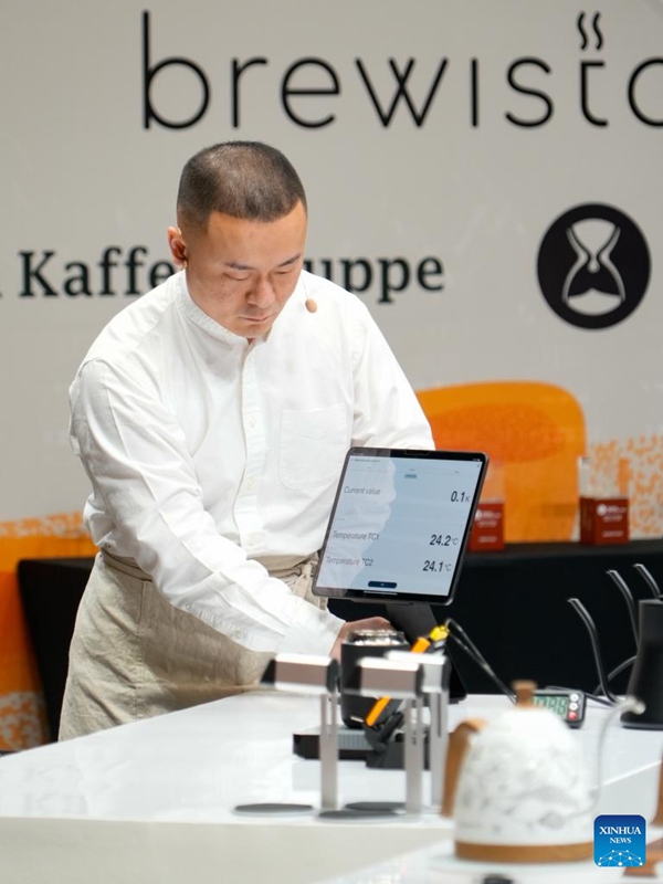 Fundi wa kutengeneza kahawa (Barista) wa China Peng Jinyang akishiriki Kombe la Dunia la Watengenezaji Kahawa (WBC) 2025 mjini Jakarta, Indonesia, Mei 15, 2025.  (Picha/Xinhua)
