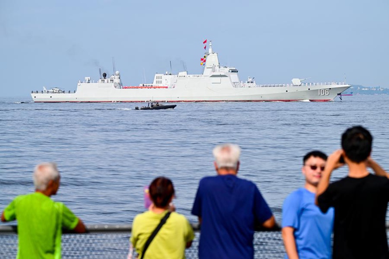 Watu wakitazama wakati manowari ya kubeba ndege za kivita, Shandong ikiwasili katika maji ya Hong Kong, kusini mwa China, Julai 3, 2025. (Xinhua/Zhu Wei)