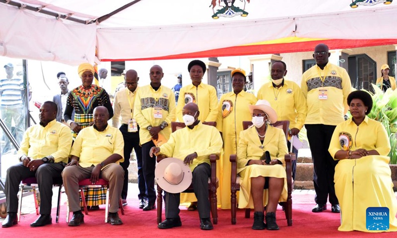 Rais wa Uganda Yoweri Museveni (katikati, mbele) na mkewe wakiwa katika picha ya kundi na wanachama wa chama chake baada ya uteuzi mjini Kampala, Uganda, Julai 5, 2025. (Picha na Nicholas Kajoba/Xinhua)