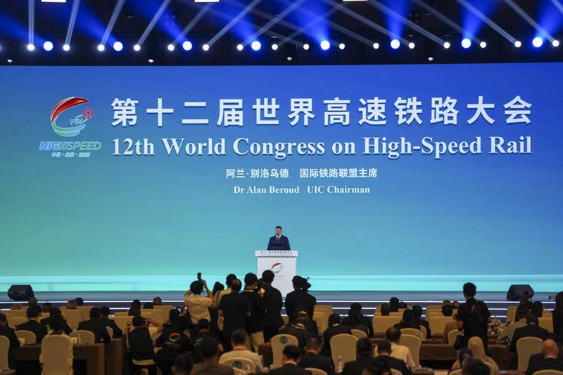 Alan Beroud, mwenyekiti wa Shirikisho la Kimataifa la Reli akitoa hotuba kwenye ufunguzi wa Mkutano wa 12 wa Reli ya Mwendokasi Duniani uliofunguliwa Beijing, mji mkuu wa China, Julai 8, 2025. (Xinhua/Xing Guangli)