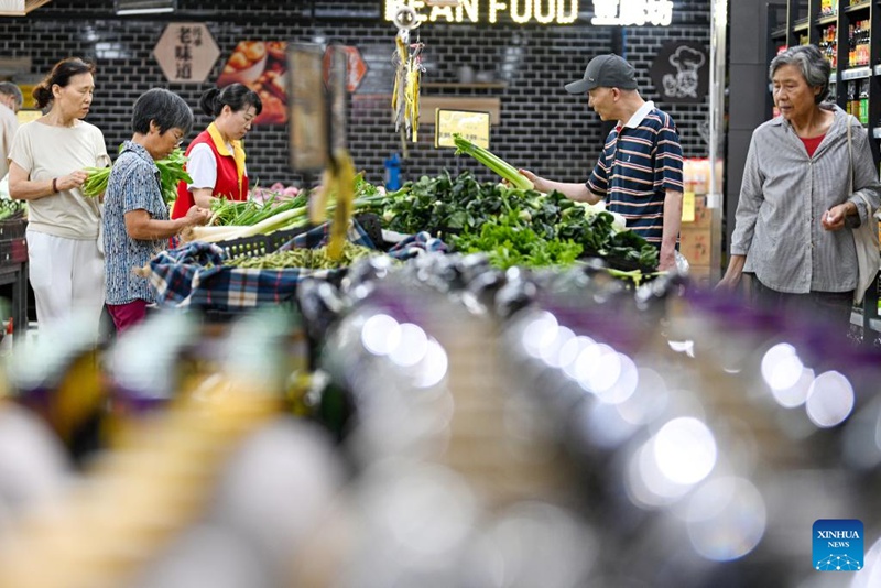 Wateja wakifanya manunuzi kwenye supamaketi mjini Nanjing, Mkoani Jiangsu, mashariki mwa China, Julai 9, 2025. (Picha na Fang Dongxu/Xinhua)