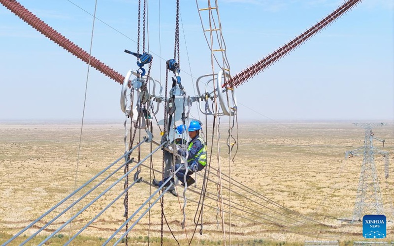 Picha hii ikimwonyesha Chen Lin (kulia) akifanya kazi kwenye  sehemu ya ujenzi katika Wilaya ya Minfeng ya Eneo la Hotan, katika Mkoa unaojiendesha wa Kabila la Wauygur wa Xinjiang, kaskazini-magharibi mwa China, Julai 13, 2025. (Picha na Zhang Limin/Xinhua)