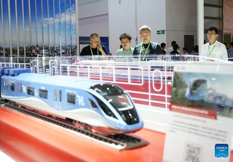 Watu wakitembelea eneo la Mnyororo wa Utengenezaji wa Teknolojia ya Hali ya Juu kwenye Maonyesho ya 3 ya China ya Minyororo ya Utoaji Bidhaa ya Kimataifa yanayofanyika Beijing, Julai 16, 2025. (Xinhua/Zhang Chenlin)