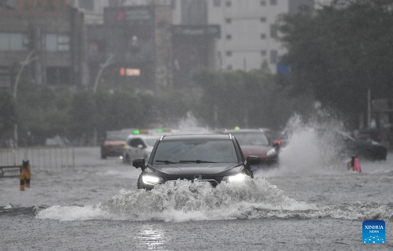 Magari yakiendeshwa kupita eneo lililofurika maji mjini Haikou, Mkoa wa Hainan, kusini mwa China, Julai 20, 2025. (Xinhua/Yang Guanyu)